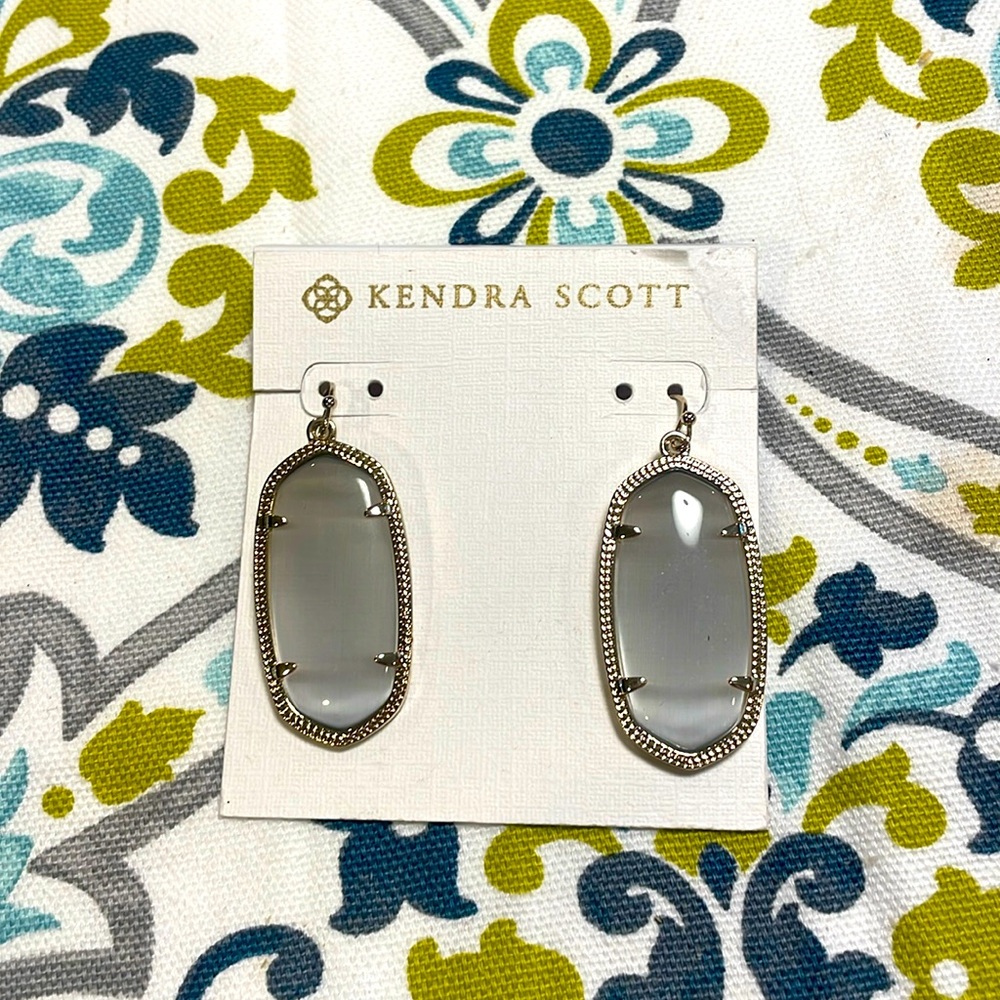 Kendra Scott Earrings .. new .. beautiful neutral color